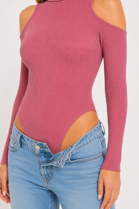 GUESS Prążkowane Body z Golfem i Odkrytymi Ramionami Różowe – Rozmiar L